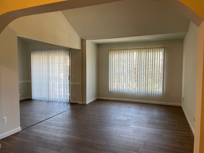 Building Photo - Shelby Twp 2-bedroom, 2-bath condo-style w...