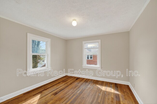 Building Photo - 715 E 60th St