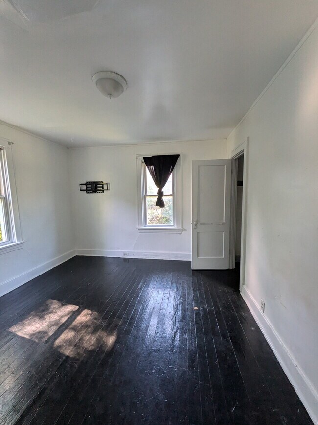 Building Photo - Section 8 approved 3 bed 1 bath home in McKeesport!