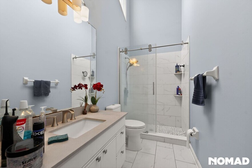 Building Photo - 5314 Oak Bay Dr E
