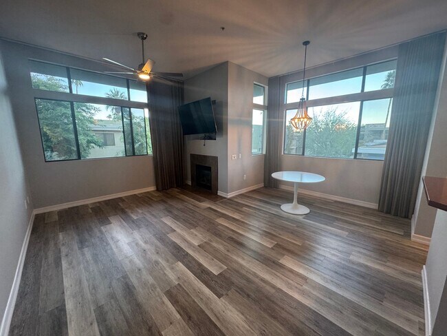 Building Photo - 810 E Palm Canyon Dr