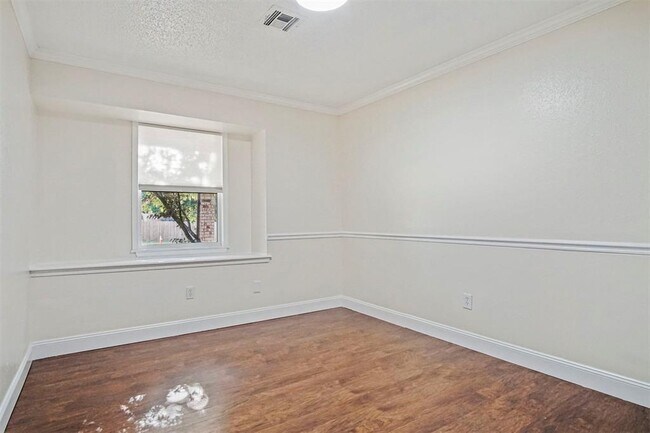 Building Photo - 625 Hawthorne Pl
