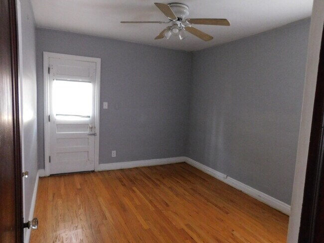 Building Photo - Clean and Tidy Upper Unit of Duplex