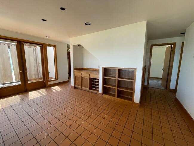 Building Photo - Lovely, Spacious Home with Stunning view o...