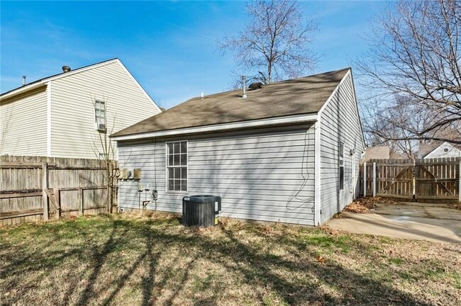 Building Photo - 2101 Blueberry Ln