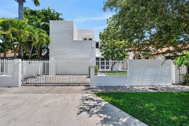 Building Photo - 745 SW 22nd Rd