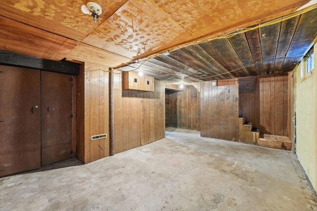 Building Photo - 661 Surrey Ave E