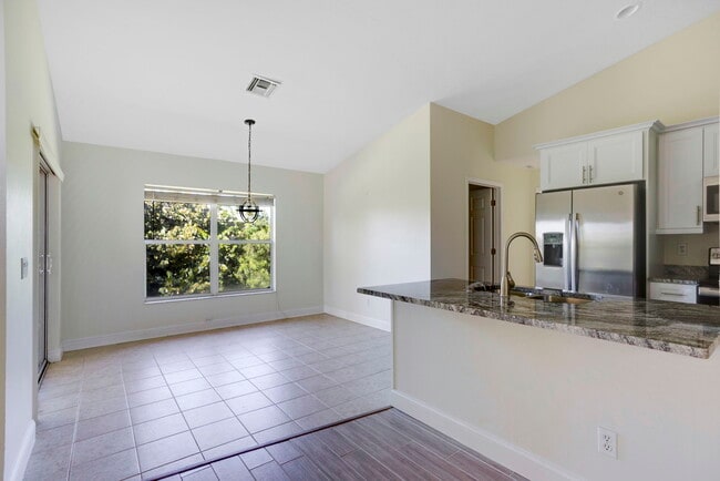 Building Photo - 2652 SW 29th Ave