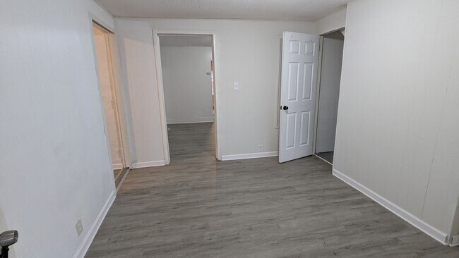 Building Photo - Charming 5-bedroom home located in the heart of Akron