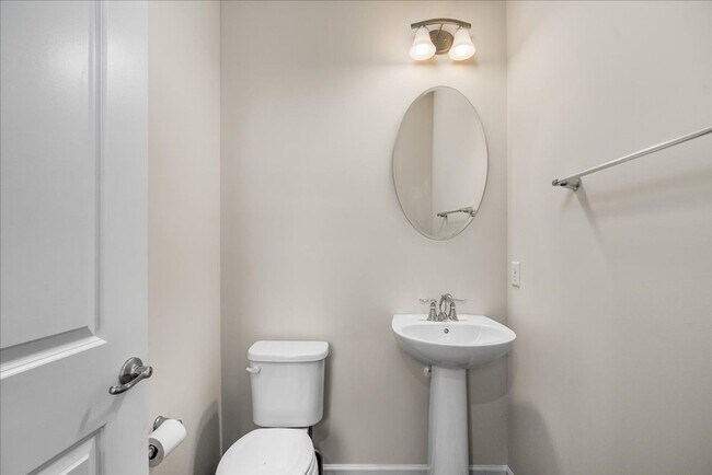 Building Photo - END UNIT EXTRA LARGE TOWNHOME FOR LEASE