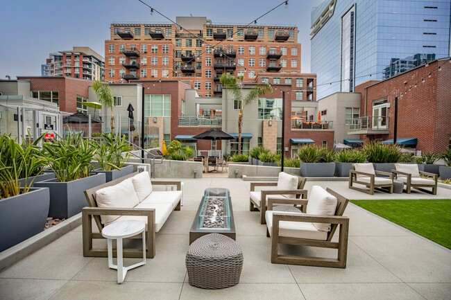 Building Photo - Modern Townhome Living in the Heart of Dow...