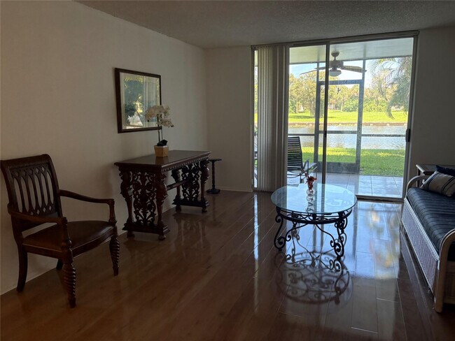 Building Photo - 3750 Inverrary Dr