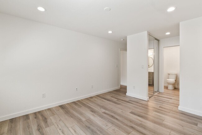 Building Photo - 421 Piccadilly Pl