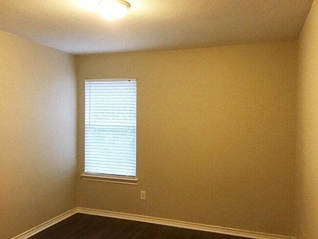 Building Photo - 2218 Shady Pine Dr