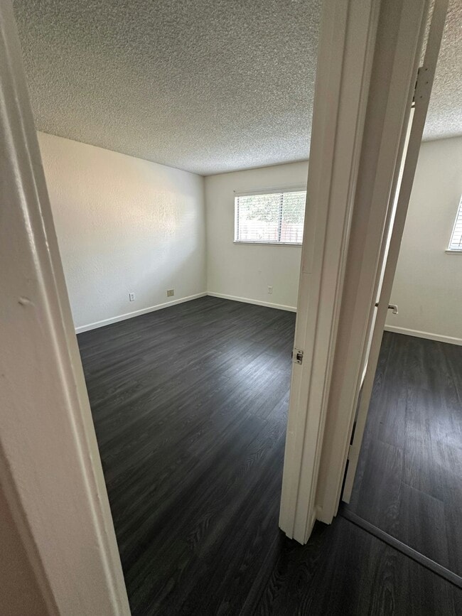 Building Photo - 9121 Nasreen Dr