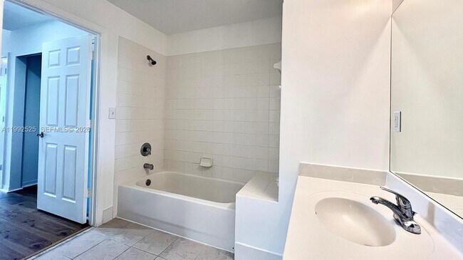 Building Photo - 1203 Town Center Dr