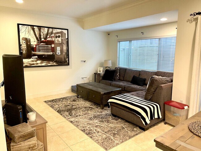 Building Photo - Modern and Chic 2 bed 2.5 bath in Newport Beach!!!