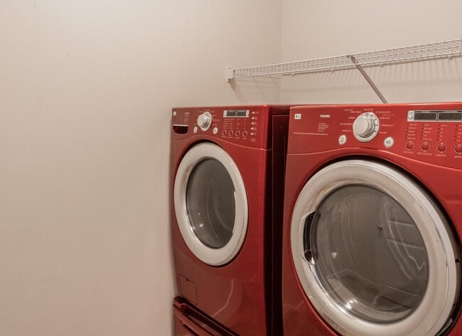 Building Photo - Spacious 1,884 sq ft 3bd 2.5bth home w/ loft & 2 car garage!