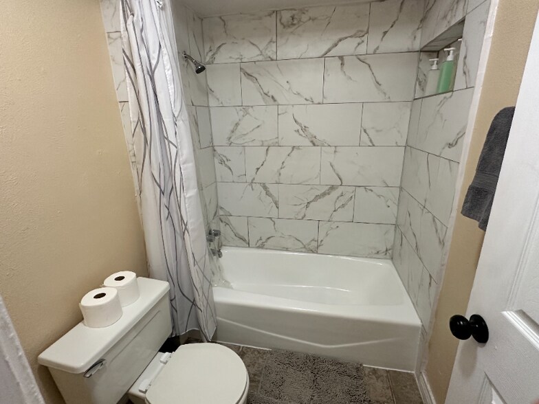 Building Photo - 4821 S Country Club Rd