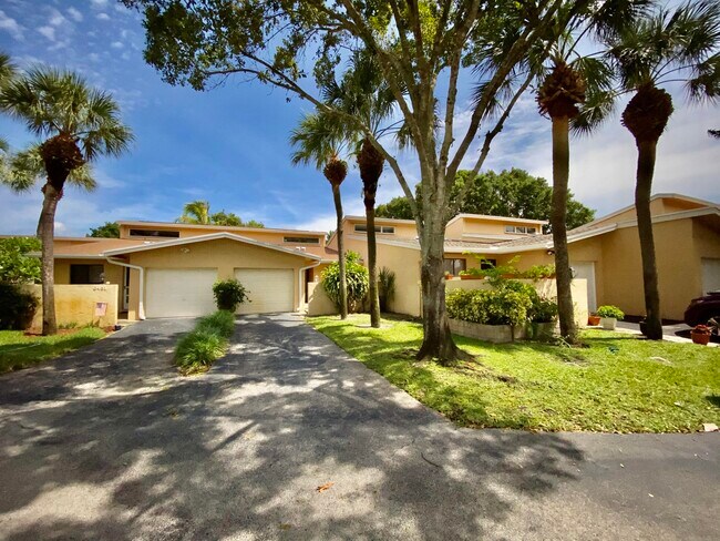 Building Photo - 6447 Parkview Dr