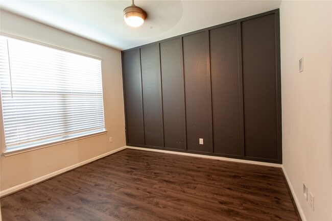 Building Photo - 5826 Euclid Loop