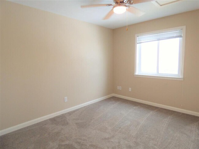 Building Photo - 1027 Short Reach Dr