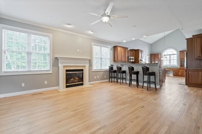 Building Photo - Gorgeous 4br/3ba Two Story House w/ Fully Fenced Backyard!