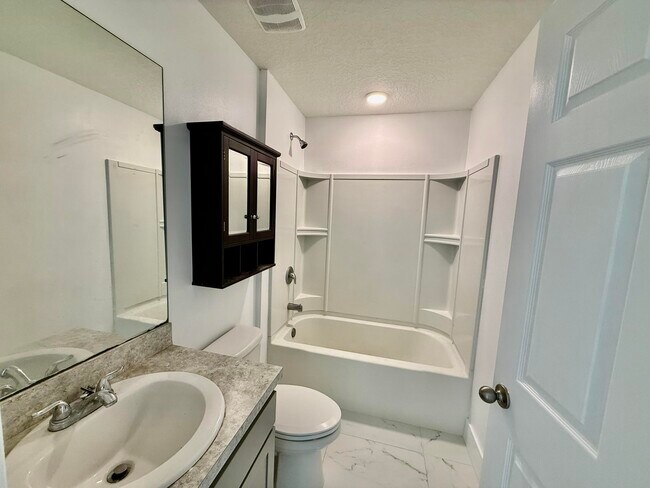 Building Photo - 205 SW Chelsea Terrace