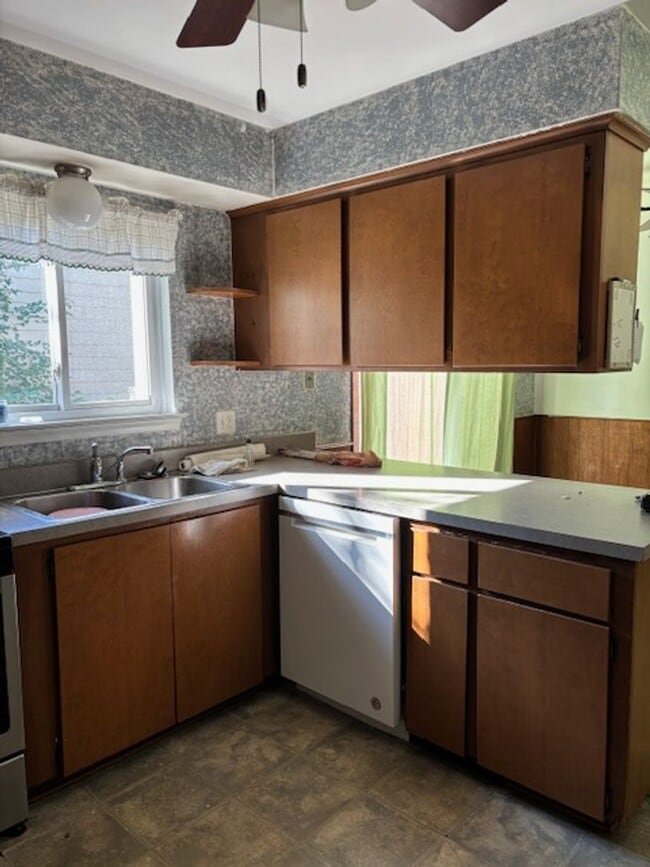 Building Photo - 3 BED, 1.5 BATH IN DOWNTOWN PLYMOUTH