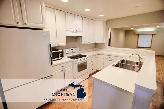 Building Photo - 1687 32nd Ave