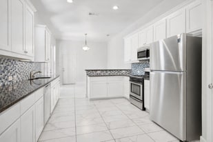 Building Photo - 5009 Manett St