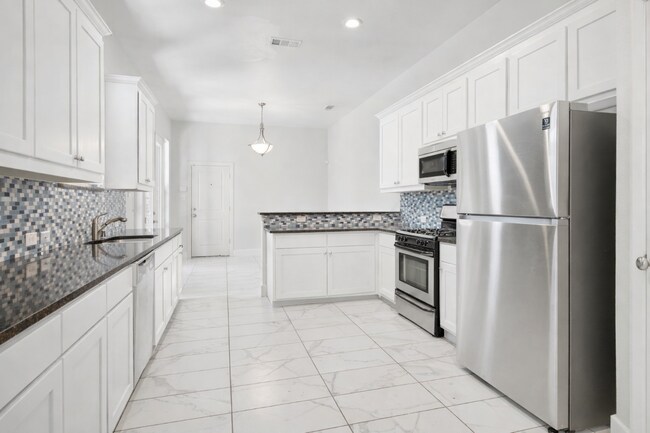 Building Photo - 5009 Manett St