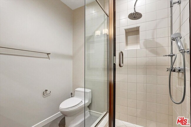 Building Photo - 3850 Rambla Orienta