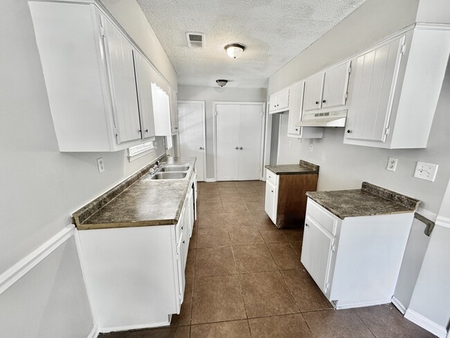 Building Photo - 7242 Rose Trail Dr