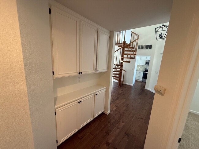 Building Photo - Updated 2 Bed + Loft / 2 Bath Home in Desi...