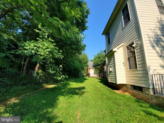 Building Photo - 3301 Buckley St