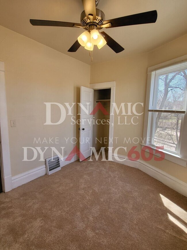 Building Photo - 3BR/1BA Single Family House For Rent