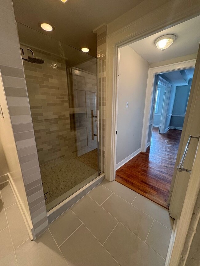 Building Photo - Spacious Three Bedroom Apartment on Calhoun Street