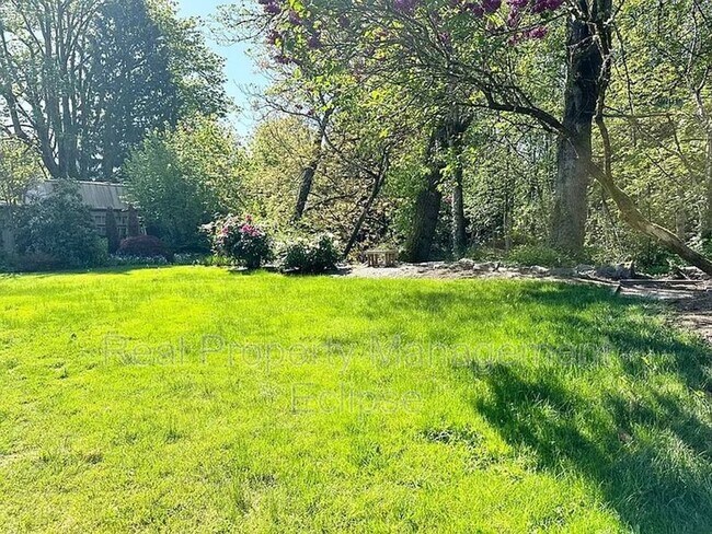 Building Photo - 295 NW Cherry Pl