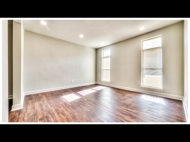 Building Photo - 810 Brooks Ln