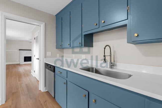 Building Photo - "Charming 5-Bedroom Oasis with 2 Full Bath...