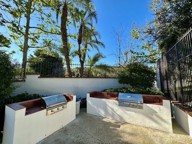 Building Photo - Fully Remodeled unit in the beautiful gate...