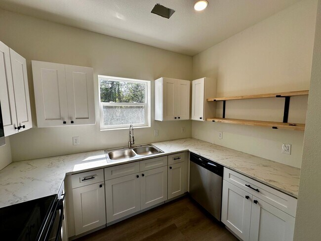 Building Photo - 411 Hillcrest Dr
