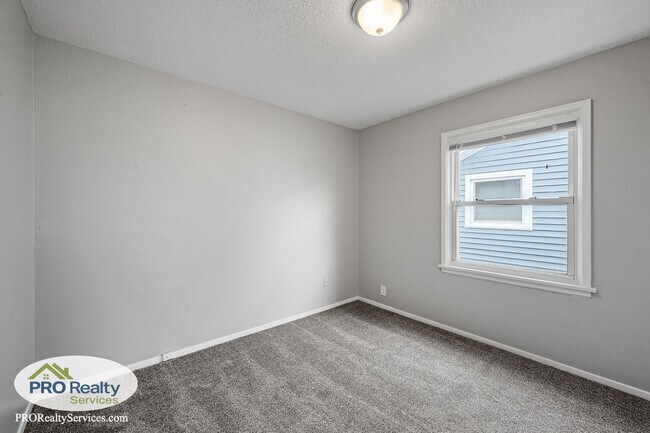 Building Photo - 2 Bedroom Home