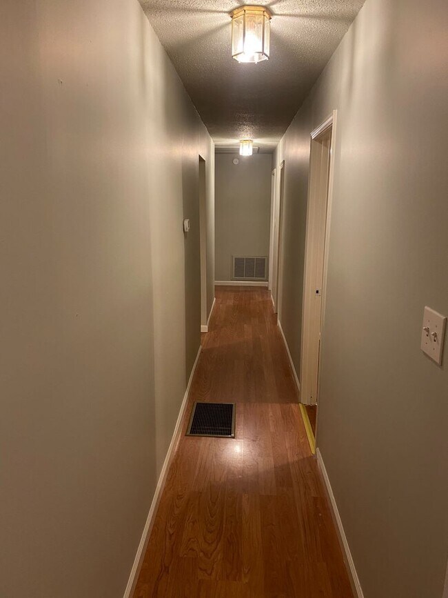 Building Photo - MOVE IN READY! MOVE IN SPECIAL AVAILABLE!!...