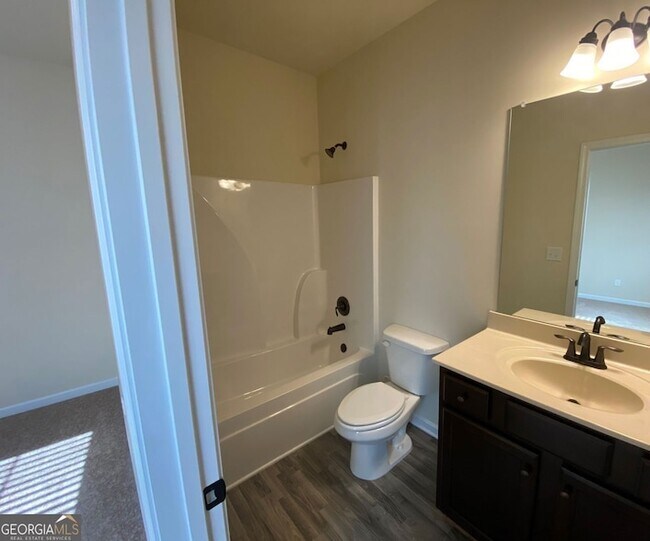 Building Photo - 5595 Mirror Lake Dr