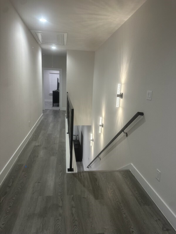 Building Photo - 727 S Victory Dr