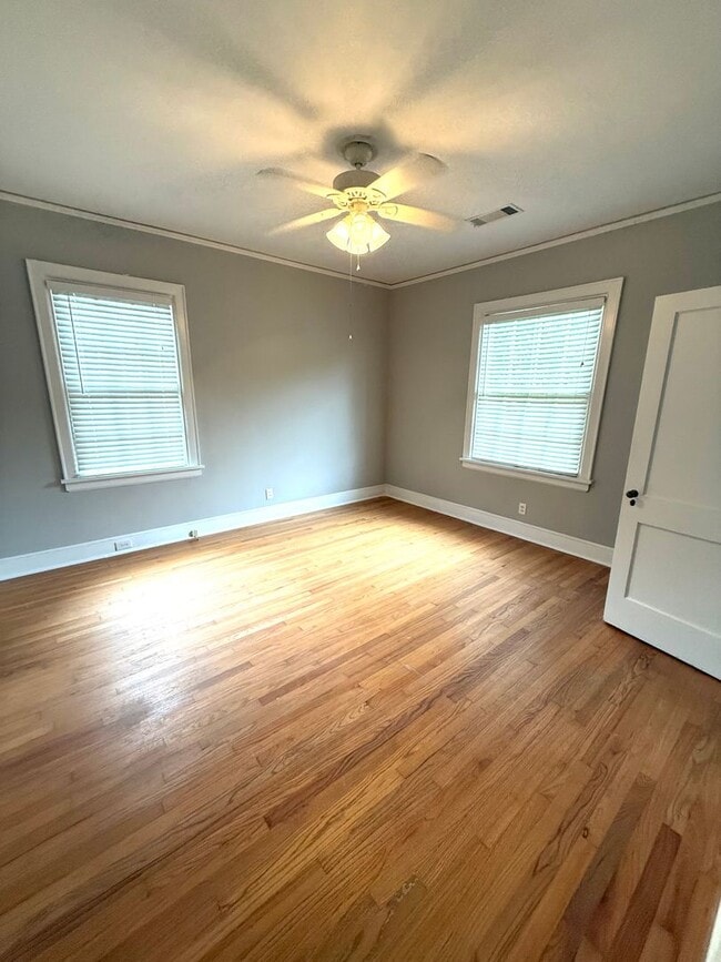 Building Photo - ** 3 bed 2 bath located in Cloverdale ** C...