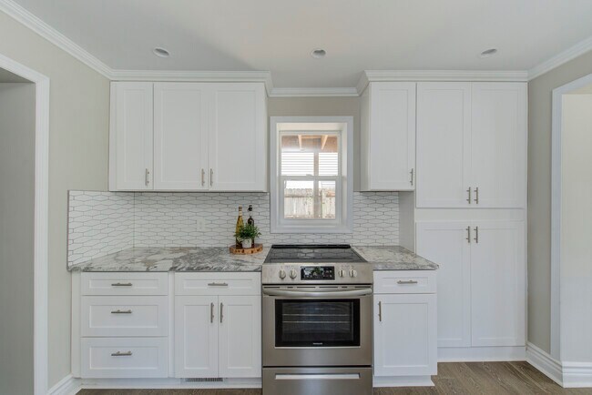 Building Photo - 701 Lincoln St