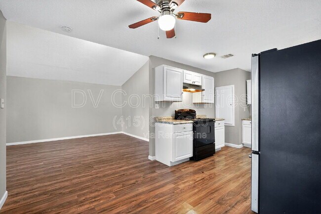 Building Photo - 24415 Lightwoods Dr